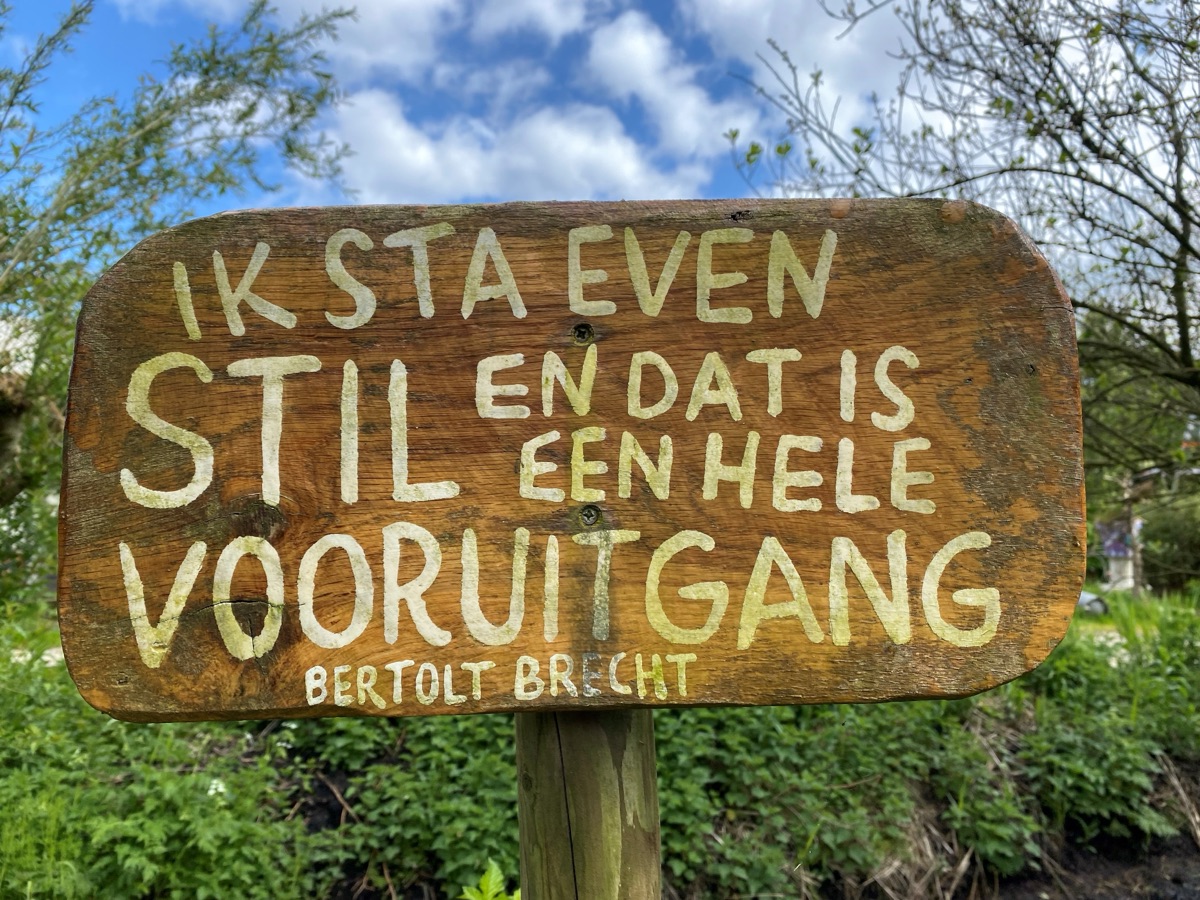 Houten bordje met de tekst: ik sta even stil en dat is een hele vooruitgang