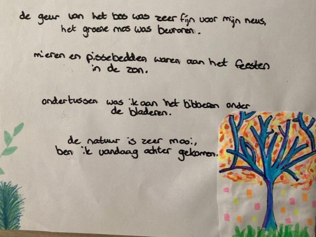 Handgeschreven natuurreflectie met een tekening van een boom